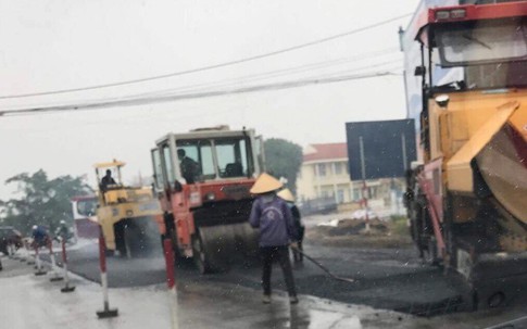 Quảng Ninh: Công nhân "hồn nhiên" rải nhựa đường giữa trời mưa