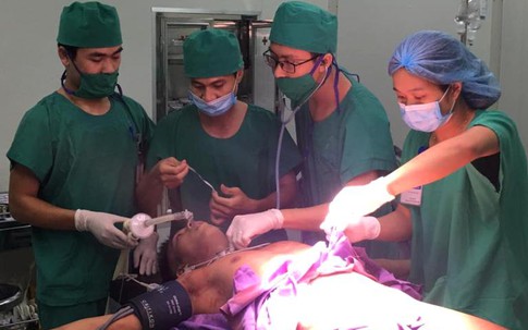 Quảng Ninh: Cứu sống bệnh nhân bị đâm thấu bụng