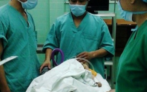 Hải Phòng: Bé gái 9 tháng tuổi được cứu sống khi nuốt chân sạc pin điện thoại vào phế quản