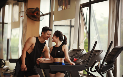 Tới phòng gym "ép" vòng eo con kiến, cô gái may mắn “vớ” ngay được chồng huấn luyện viên chuẩn 6 múi