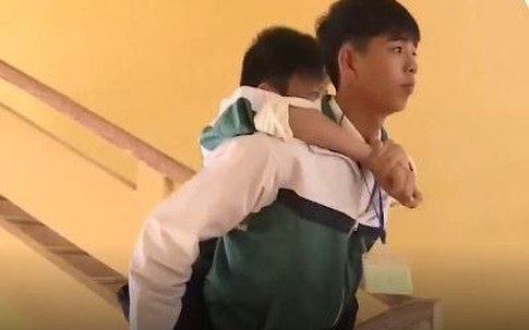 Bộ trưởng GD&ĐT khen ngợi học sinh 8 năm cõng bạn đến trường