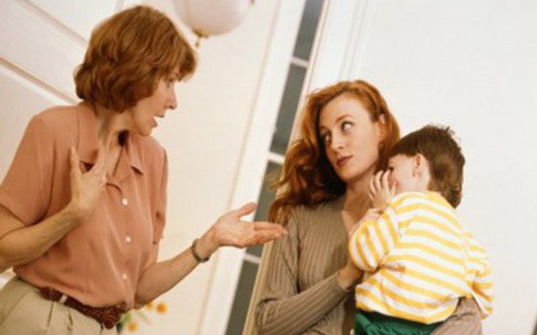 Bà dỗ cháu bằng cách tìm roi đánh mẹ, con dâu bức xúc