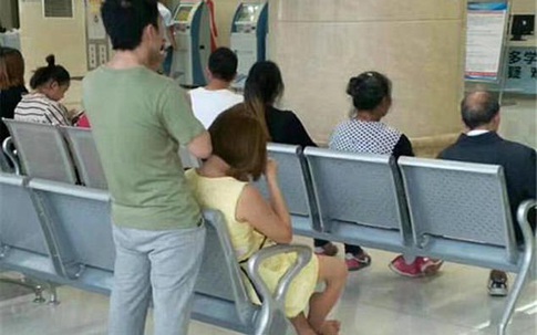 Nam thanh niên đi dép cao gót màu hồng và sự thật khiến nhiều cô gái cảm động