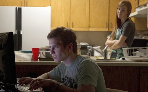 Chồng chơi bời, mẹ chồng cùng con dâu chăm cháu