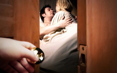 Lộ chuyện chồng nhiệt tình rình…trộm đêm "giúp" cô hàng xóm