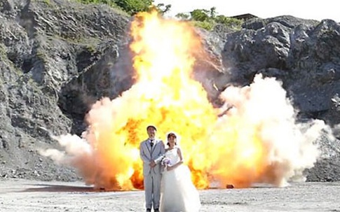 Nguy hiểm như thế này, cặp vợ chồng vẫn bất chấp chụp ảnh cưới
