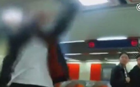 Đang ở giữa sân ga, chàng bỗng nhiên ném tiền, nàng bất ngờ khỏa thân