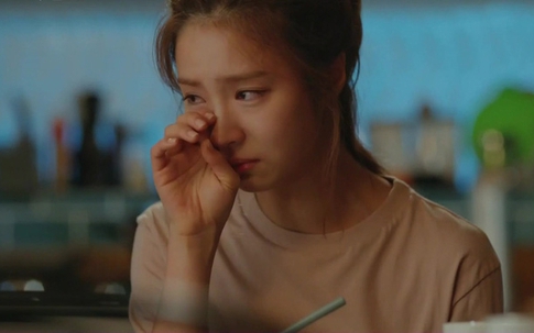 Cô gái khóc ròng khi cầm trên tay quyển nhật ký của người yêu cũ