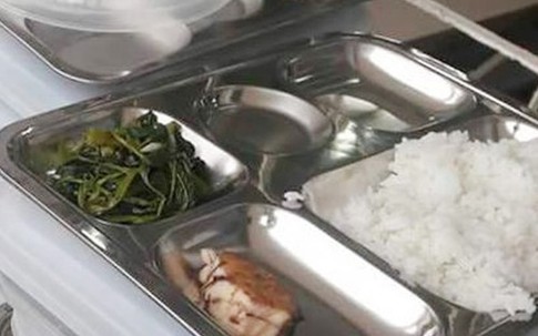 Bữa ăn 19.000 đồng của trẻ tiểu học chỉ có miếng cá nhỏ và rau muống