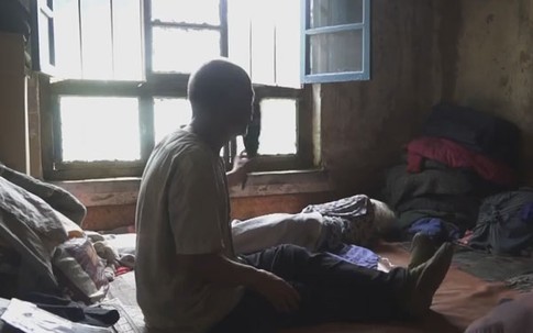 Con trai 65 tuổi tận tình chăm sóc mẹ già 104 tuổi