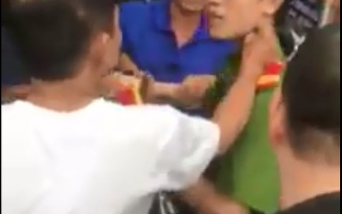 Dân bao vây, tát thanh niên mặc sắc phục giống cảnh sát