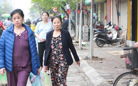 Hà Nội giành lại vỉa hè: Vạch vôi “lạ” từng đẩy người đi bộ xuống… đường