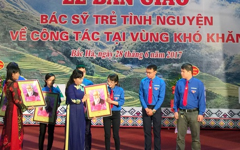 Bác sĩ trẻ tình nguyện về vùng gian khó