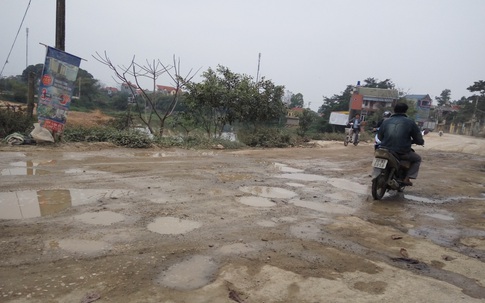 Chương Mỹ, Hà Nội: Xe quá tải hoành hành “băm nát” đường quê