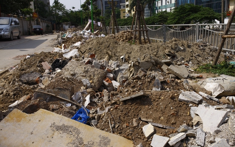 Ngõ mới cải tạo đã thành bãi tập kết phế thải