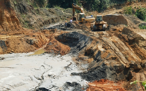 Vụ vỡ đập chứa bùn thải tại Nghệ An: Cá chết, lúa héo, người lo