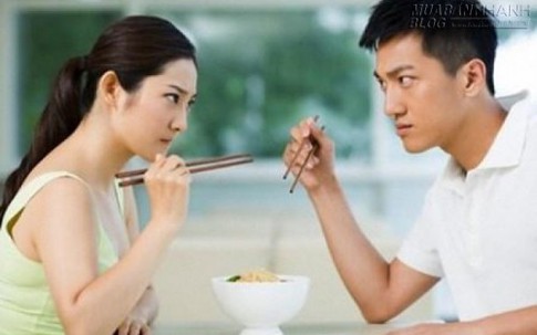 5 điều cần tránh để bữa cơm gia đình không trở thành cuộc chiến