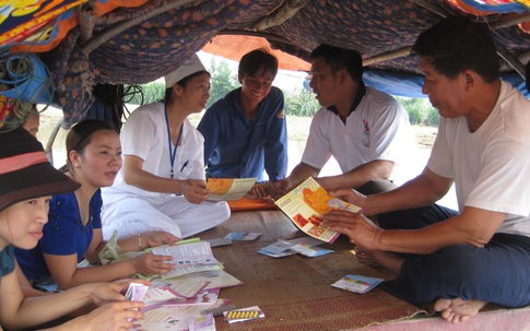 Oái oăm những người cứ mưa  bão lại... ra đường