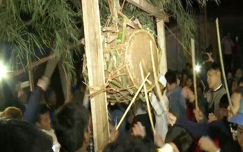 Người Ma Coong và chuyện thi nhau… đập trống
