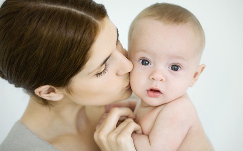 Vì sao nụ hôn của người lớn có thể khiến trẻ sơ sinh tử vong?