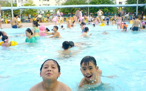 Những ai đến bể bơi nhưng chỉ nên... ngồi trên bờ