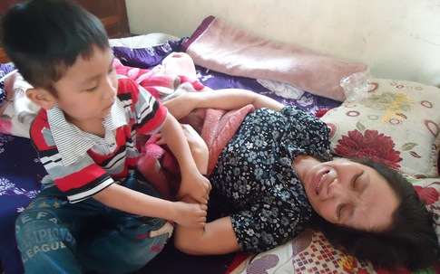 Mẹ đơn thân nằm liệt, đau xót trước nguy cơ con nhỏ thất học