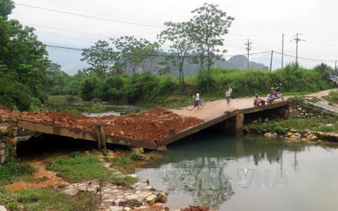 Hiểm họa rình rập trong mùa lũ từ cây cầu gãy