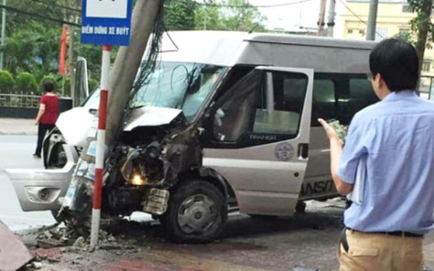 Xe khách đâm gãy cột điện, nhiều hành khách thoát chết