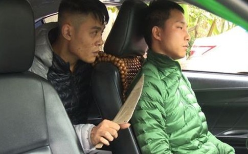 Tên cướp kề dao uy hiếp lái xe taxi