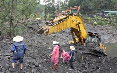 Giải cứu máy xúc 85 tấn chìm sâu dưới bùn lầy