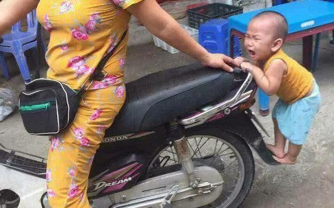 Dân mạng cười sảng khoái với em bé bám đuôi xe mẹ đòi đi chợ
