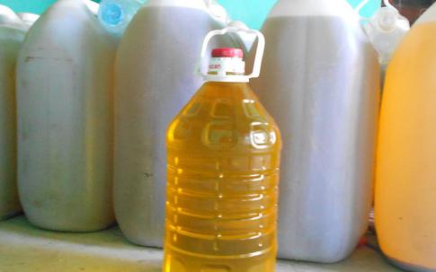 Giật mình dầu ăn rẻ như nước lã tràn lan trên thị trường