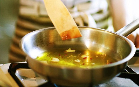 Trước khi đổ dầu ăn đã sử dụng xuống bồn rửa bát, hãy suy nghĩ thật kĩ về điều này