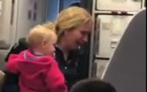 Hãng hàng không Mỹ đình chỉ nhân viên vì đánh khách nữ bế con nhỏ