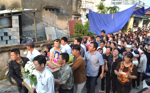 Hàng trăm người khóc ngất khi đón thi thể bé Nhật Linh tại quê nội Hưng Yên