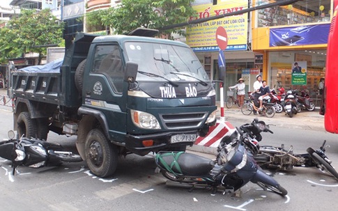Đang dừng đèn đỏ, 4 xe máy bị xe ben đâm từ phía sau nhiều người bị thương