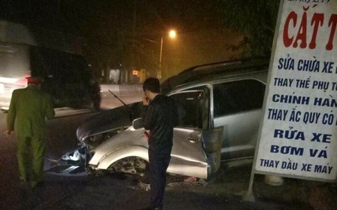 Quảng Ninh: Nhiều ô tô bất ngờ đâm vào dải phân cách giữa đường