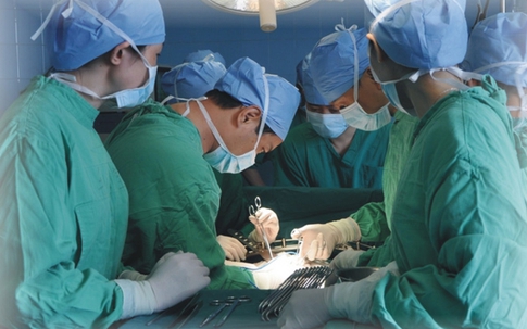 Quá ngày dự sinh 2 tuần vẫn 'lì' không đến bệnh viện, mẹ suýt hại chết con