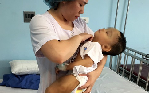 Bé trai 1 tuổi ở Hà Nội bị bạo hành đến hôn mê, co giật sắp được xuất viện