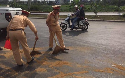 Hình ảnh đẹp CSGT Quảng Ninh giúp người dân đi đường khỏi bị trượt ngã