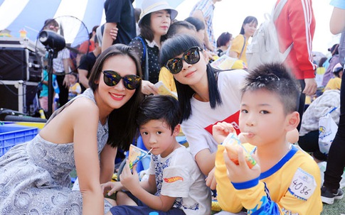 Hoa hậu Bảo Ngọc và siêu mẫu Hạ Vy cùng cổ vũ con làm cua-rơ nhí
