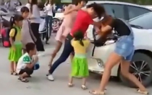 Hai bà mẹ đánh nhau vì tranh chỗ đỗ xe khi đưa con đi nhập học