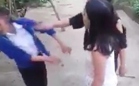 2 nữ sinh tỉnh Thừa Thiên Huế đánh bạn tới tấp vào mặt