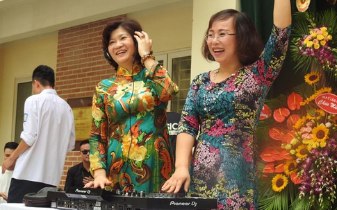 Cô Hiệu trưởng làm DJ chơi nhạc trong lễ chia tay học trò cuối cấp