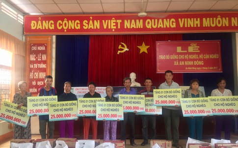 Long An: Tặng bò giống cho các hộ gia đình nghèo