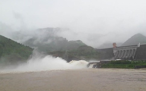 Họp khẩn về bão số 6: Xả đáy hồ thủy điện, cử cán bộ ứng trực tại hầm lò, địa phương giáp biên giới