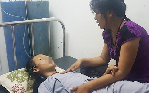 Học sinh lớp 4 bị mẹ bạn cùng lớp đánh nhập viện