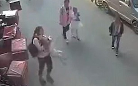 Bé trai 2 tuổi đi tìm mẹ bị rơi từ cửa sổ tầng 3 xuống đất được nữ sinh tiểu học cứu giúp