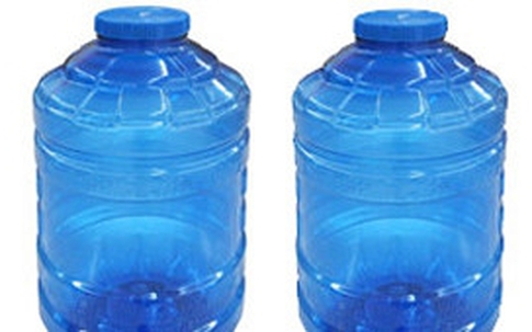 Học sinh lớp 8 bơm thuốc thực vật vào bình nước ở lớp để hại bạn