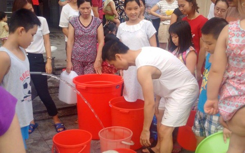 Hàng nghìn cư dân HUD3 xếp hàng chắt từng xô nước sạch